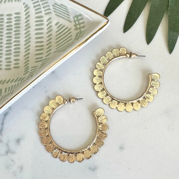 2/$30🌵 Gold Flower Petal Hoop Earrings Thick Bohemian Scalloped Edge Jewelry NEW - Picture 3 of 13